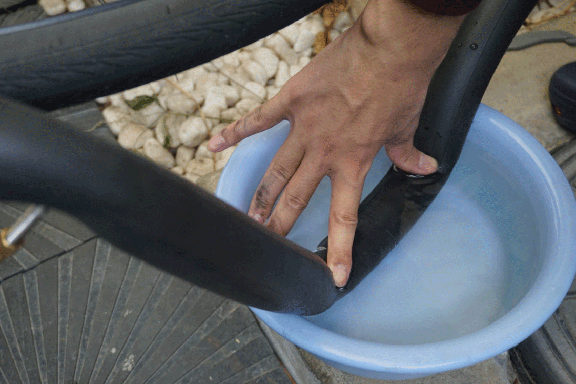 水を使う　洗面器　気泡　パンク修理方法　ママチャリ　自転車　700Cタイヤ　クロスバイク