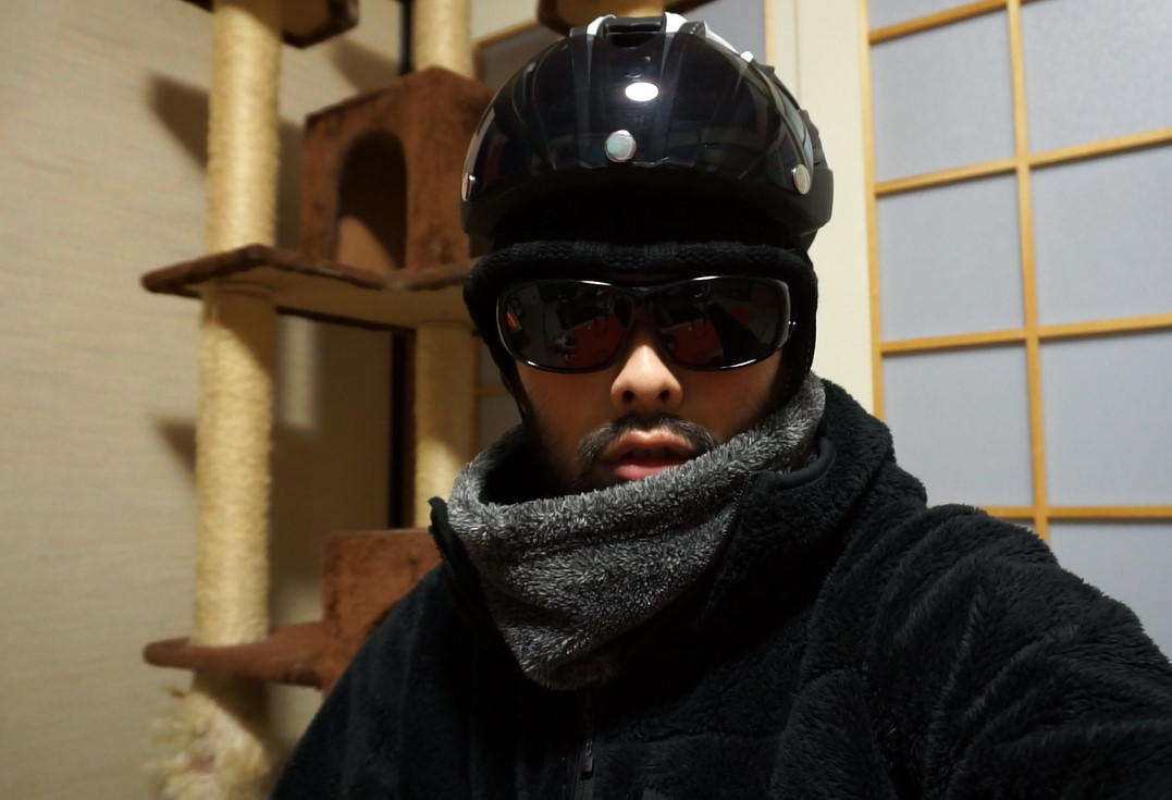 冬の自転車でニット帽の上からでも被れるヘルメット