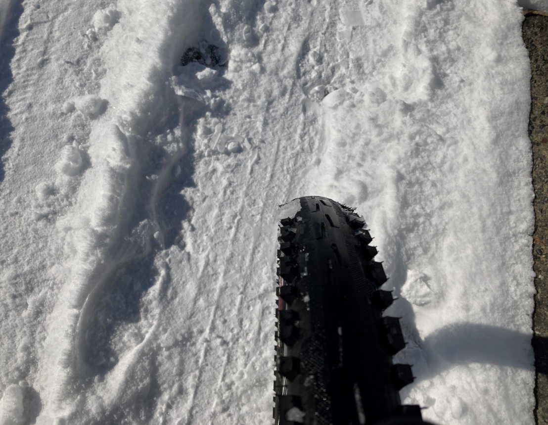 マウンテンバイクの太くてゴツいタイヤなら、そのままでも雪には強い。（ママチャリやスポーツバイクの中では）