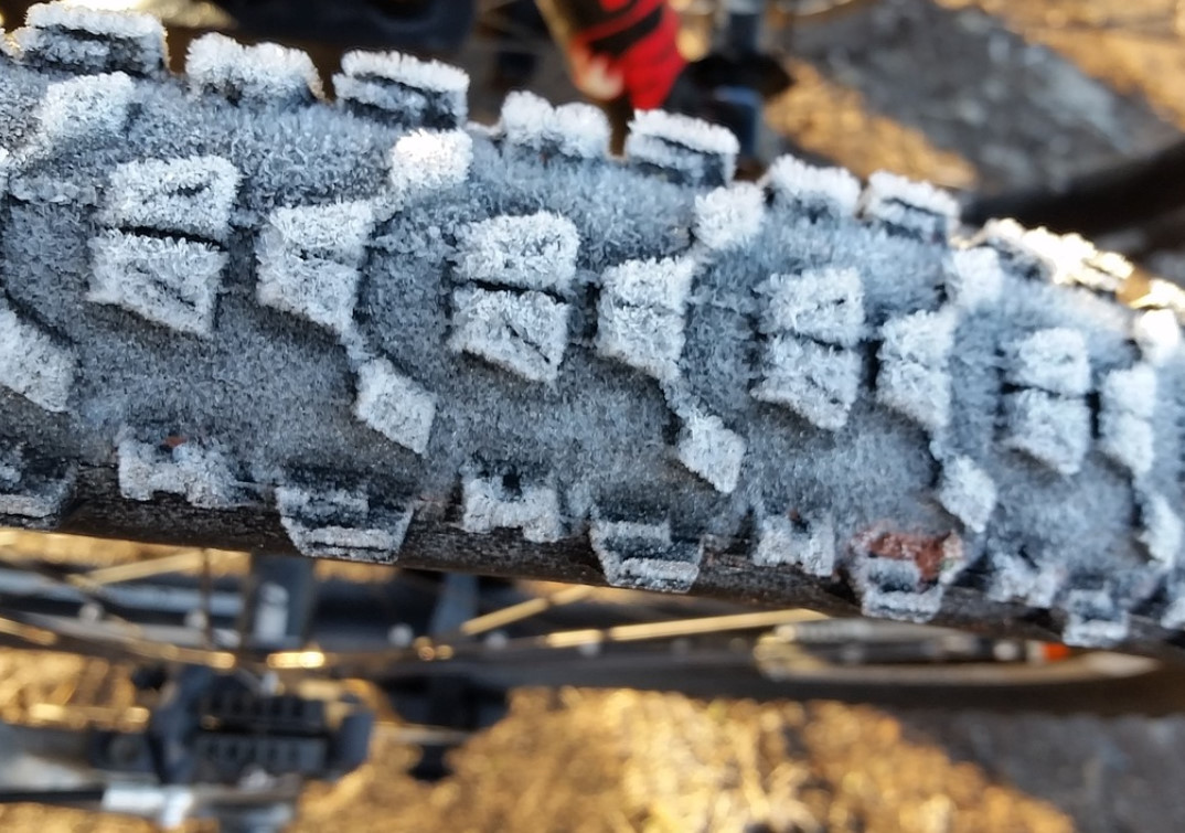 霜つくマウンテンバイクのタイヤ