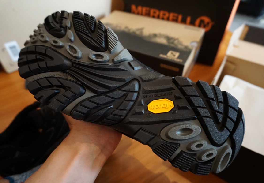 モアブの靴裏アウトソールは独特だよね（人間工学エルゴデザインなのだろうか？）しかし履きやすい分、濡れた路面や凍結路にはほぼ無力。