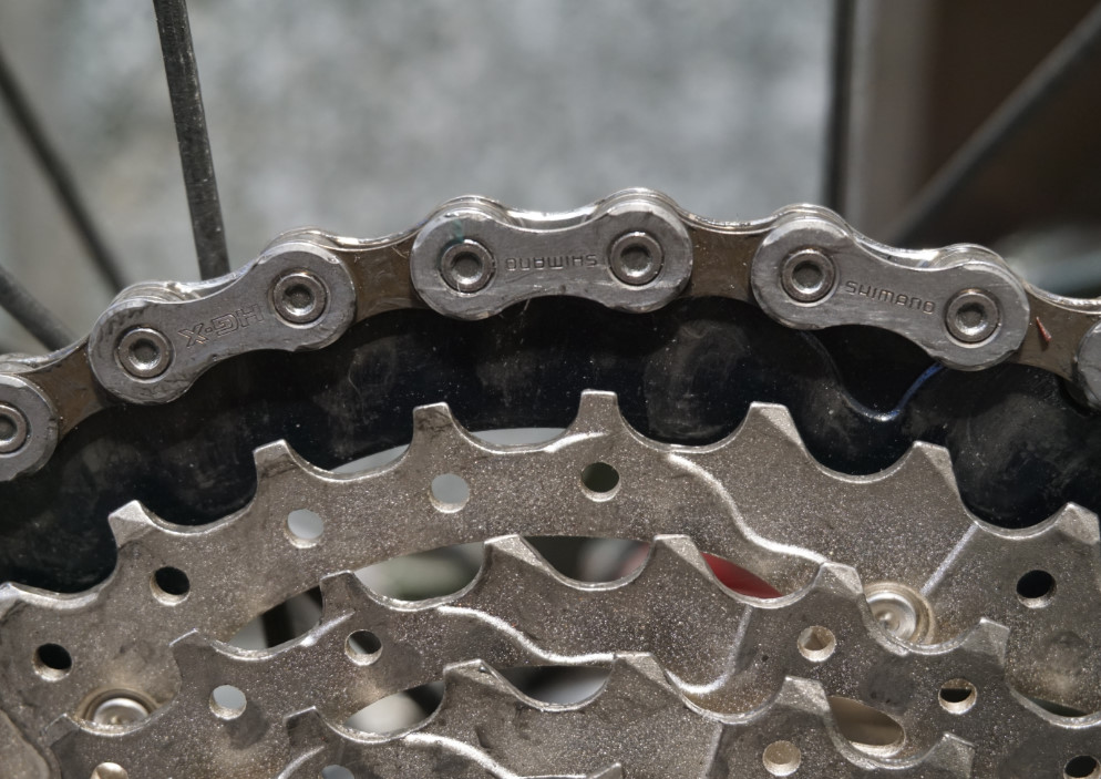 自転車のチェーンは汚れるし、オイル（油膜）が切れると摩擦熱が強く生じる