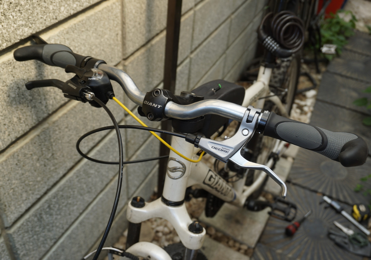 自転車のハンドルと手元パーツ一式が取り付けられた画像
