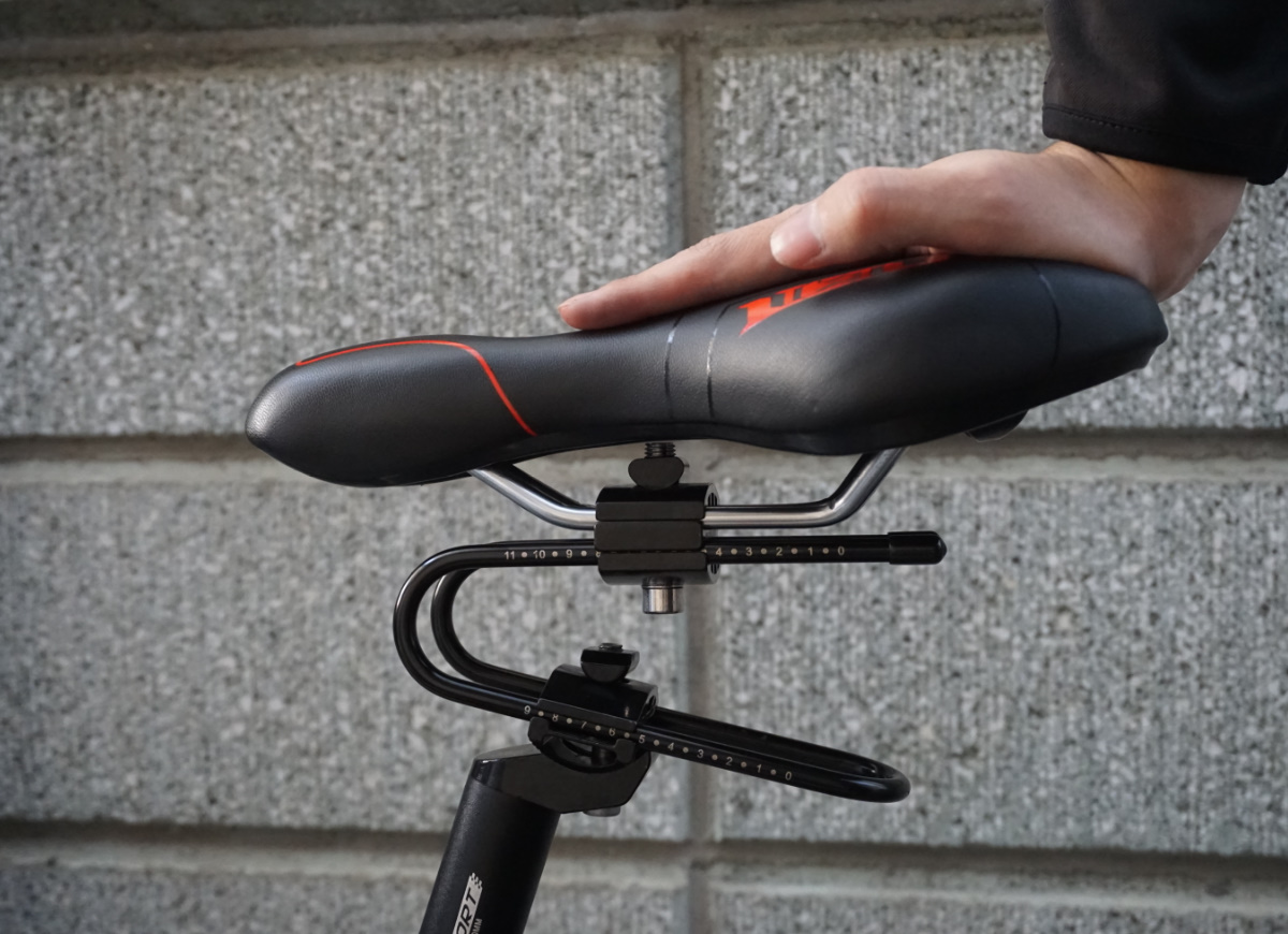 クロスバイクやロードバイクの腰の痛みを改善できる自転車グッズの紹介