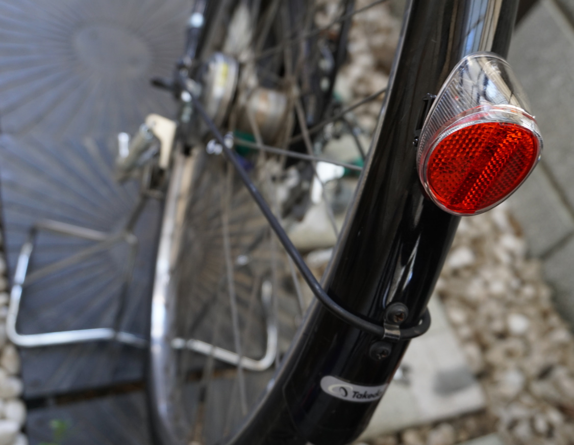 自転車の反射板リフレクターの交換】ママチャリを後ろから守る赤いテールライトをハイテクなソーラーパネル充電式に修理交換カスタマイズしよう！  ニートブログむらくもの野望