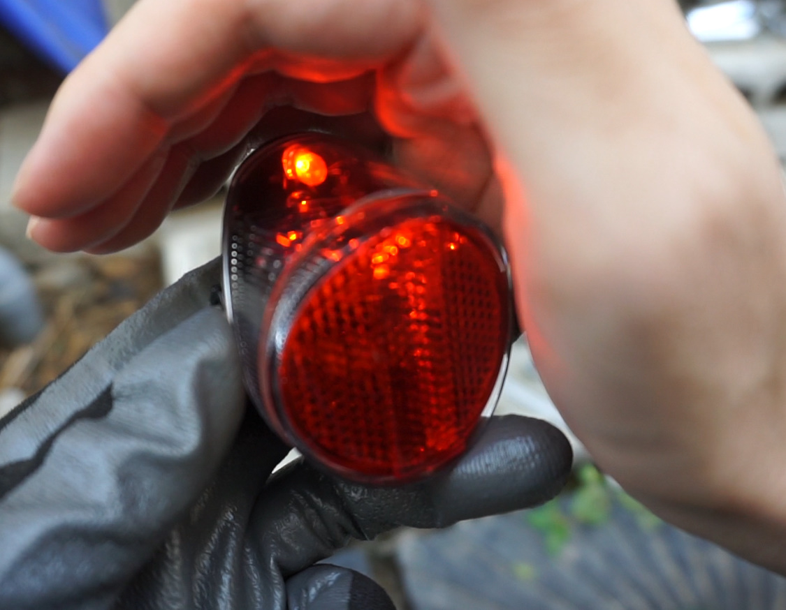 自転車の反射板リフレクターの交換 ママチャリを後ろから守る赤いテールライトをハイテクなソーラーパネル充電式に修理交換カスタマイズしよう ニートブログむらくもの野望