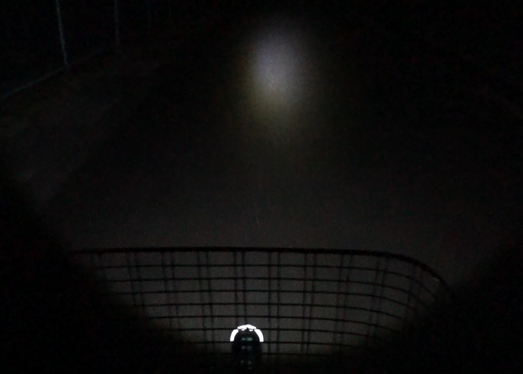 カゴの下にハブダイナモ式オートライトを取り付けた際の光の当たり方（照射範囲）