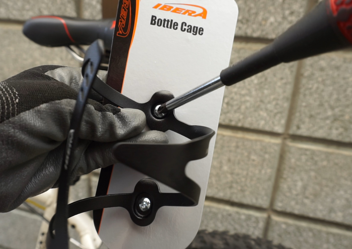 クロスバイクやマウンテンバイクやロードバイクに取り付けるボトルホルダー装着方法