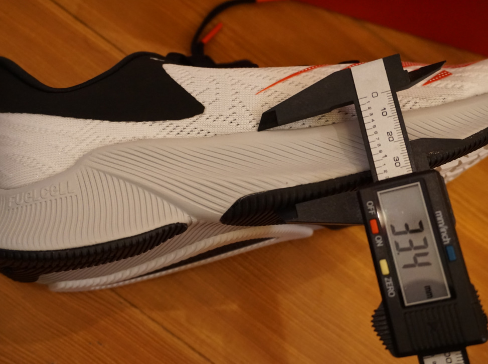 FuelCell PRISMの靴底の中央の厚さ（ミッドフット/中足部）