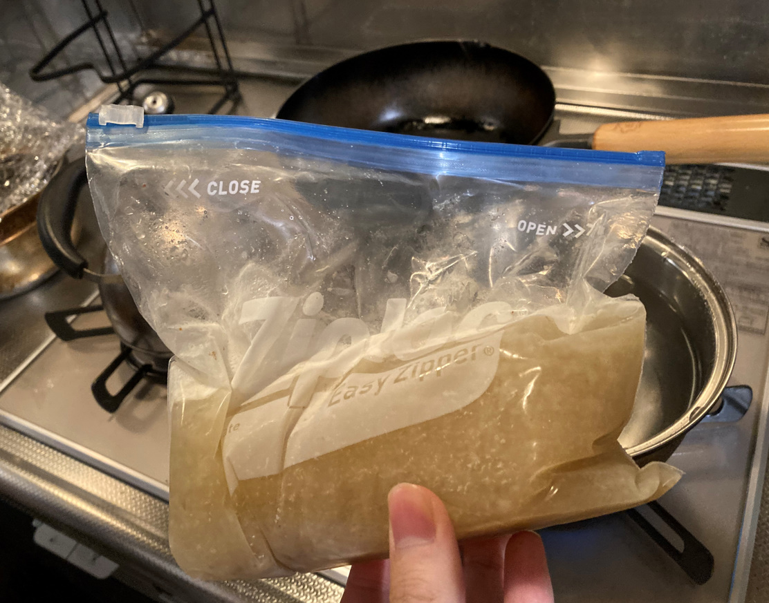 作ったラーメンスープをジップロックで小分けに冷凍保存
