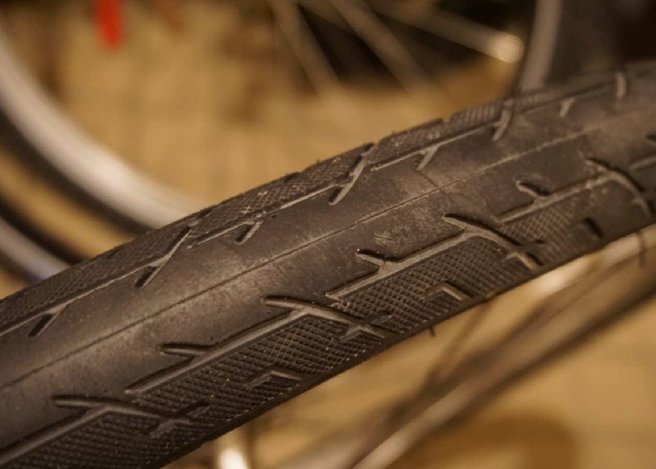 タイヤの面パターンが「つるつるとしたスリック形状」で「細い」のがミニベロ高速タイヤ。
